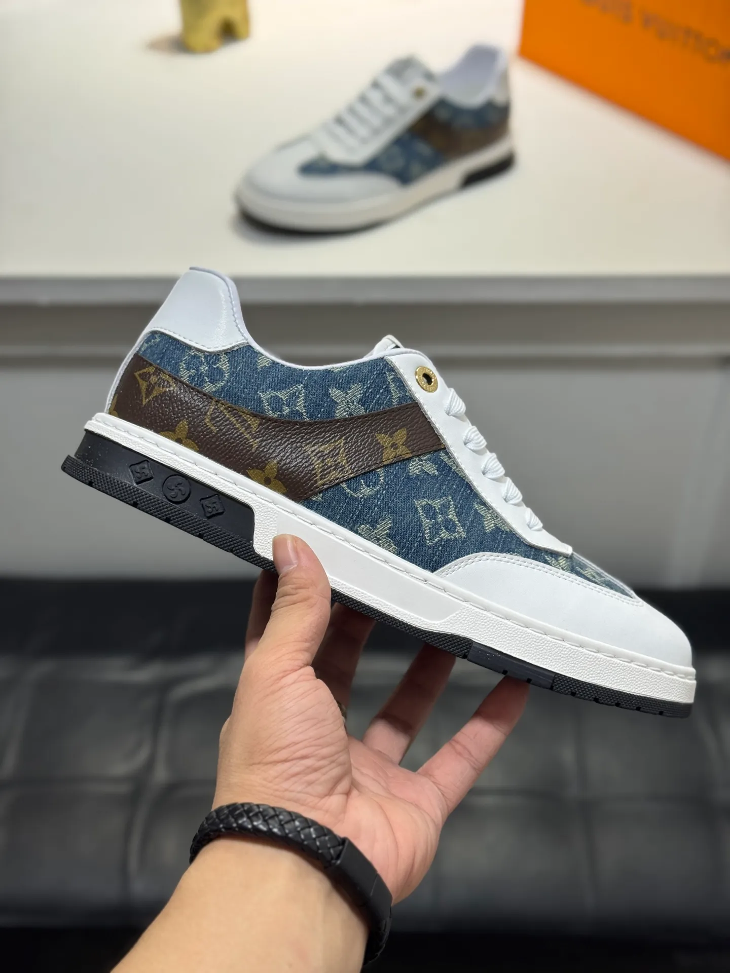Men's shoes 💰400 [New style] 🐛🐛Top original order - Louis Vuitton®️ Trendy and fashionable yet low-key men's casual shoes, uppers made of LV denim spliced ​​with cowhide, comfortable and breathable, sheepskin lining, original rubber outsole, two colors available ~ a must-have for stylish men. Size: 38-44 (45 customized